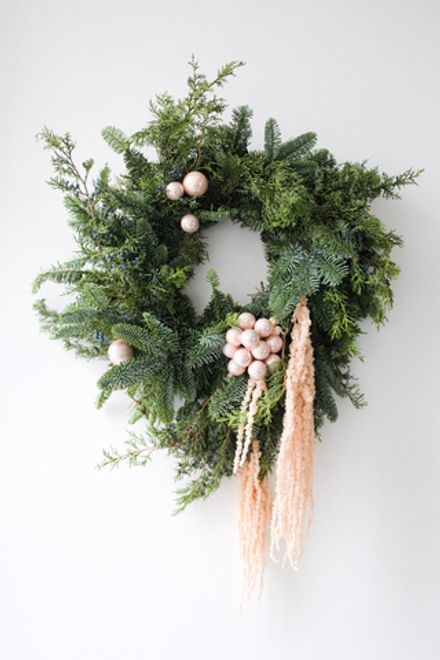 Рождественский венок с персиковым декором