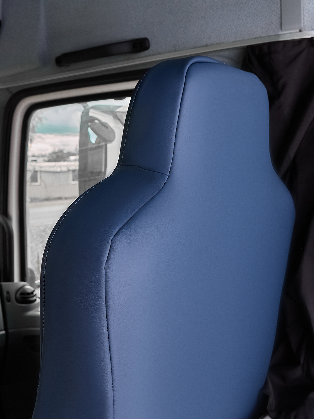 Чехлы Люкс КамАз 5490 K4 с 2014 года (экокожа, синий, синяя вставка)