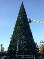 Монтаж большой Уличной ёлки