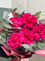 Букет Liana Flowers, каскадный, из французских роз, 5 шт, высота 60 см, с эвкалиптом