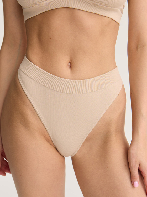 Бесшовные трусы стринги со средней посадкой