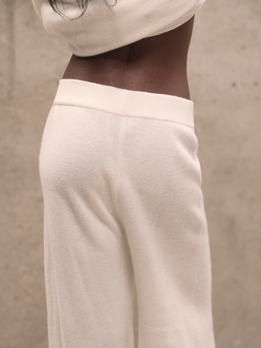 Молочный кашемировый костюм с глубоким вырезом