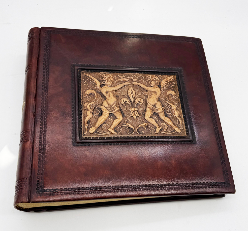 Фотоальбом из кожи "Уффици" в кейсе из дерева