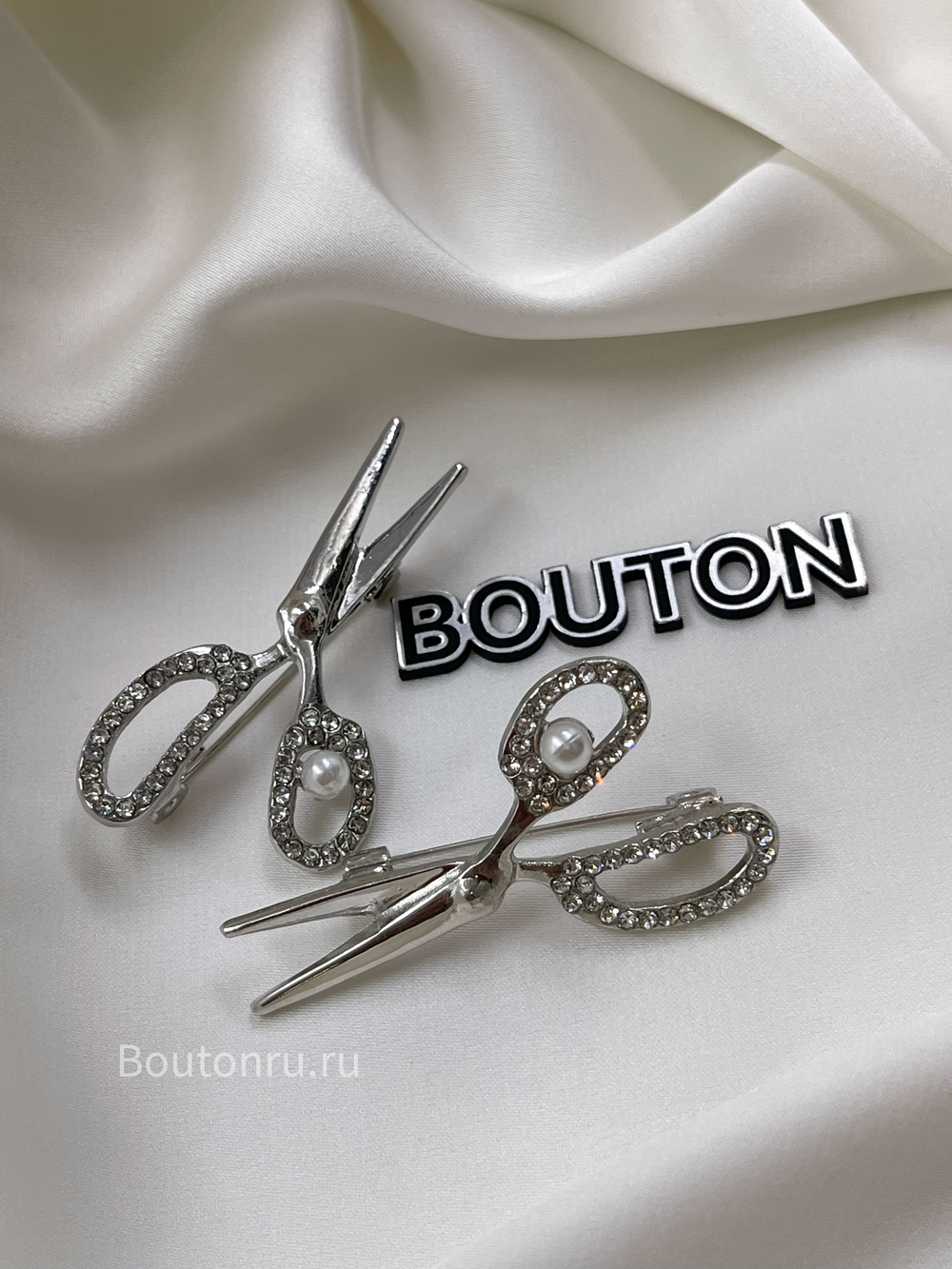 Брошь серебристая "Ножницы" со стразами и жемчугом