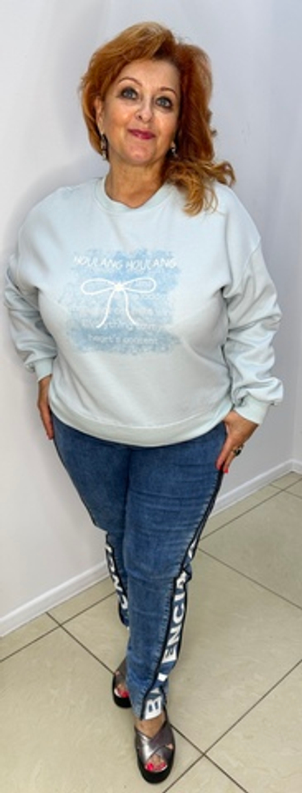 Синие джинсы c молниями и белой надписью