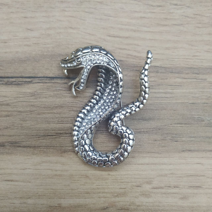 Брошь Кобра дикая со стразами металл серебристый
