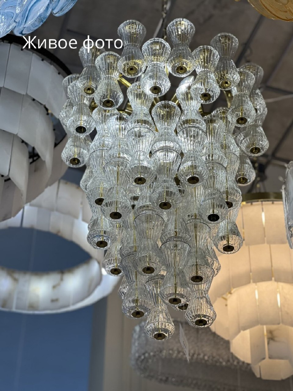 Дизайнерская люстра из стекла — изящная форма и мягкое рассеянное освещение.