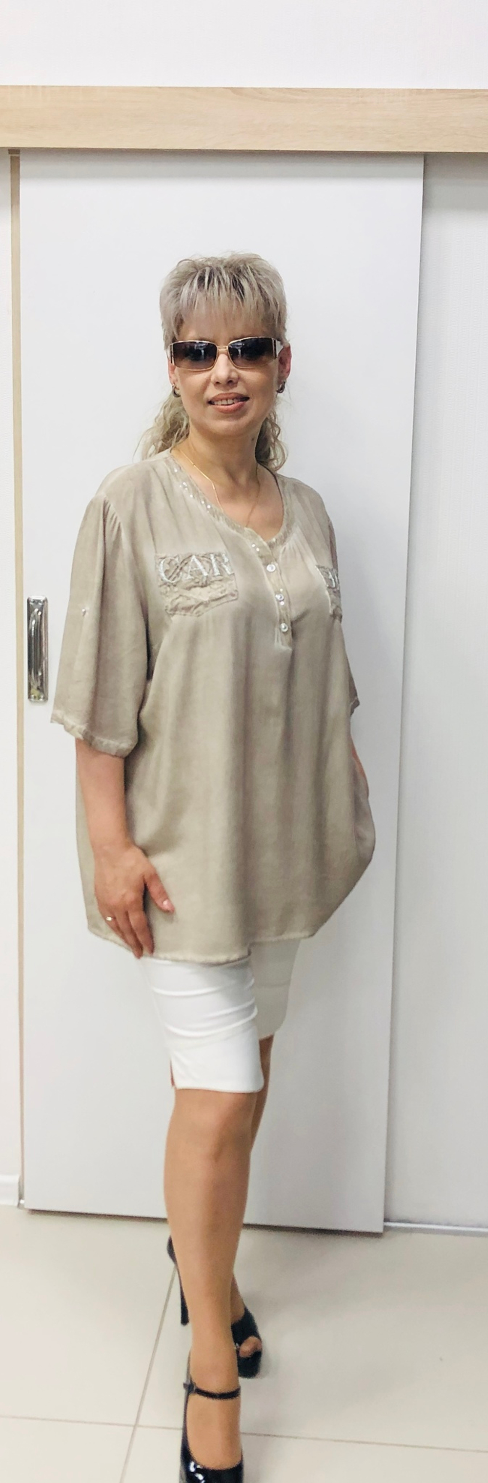 Блузон цвета капучино с пайетками и кармашками