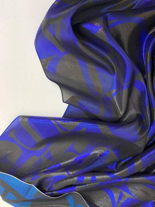 Плательная шелк принт буквы черный/электрик, люрекс