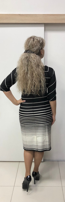 Элегантное платье в бело-черную полоску