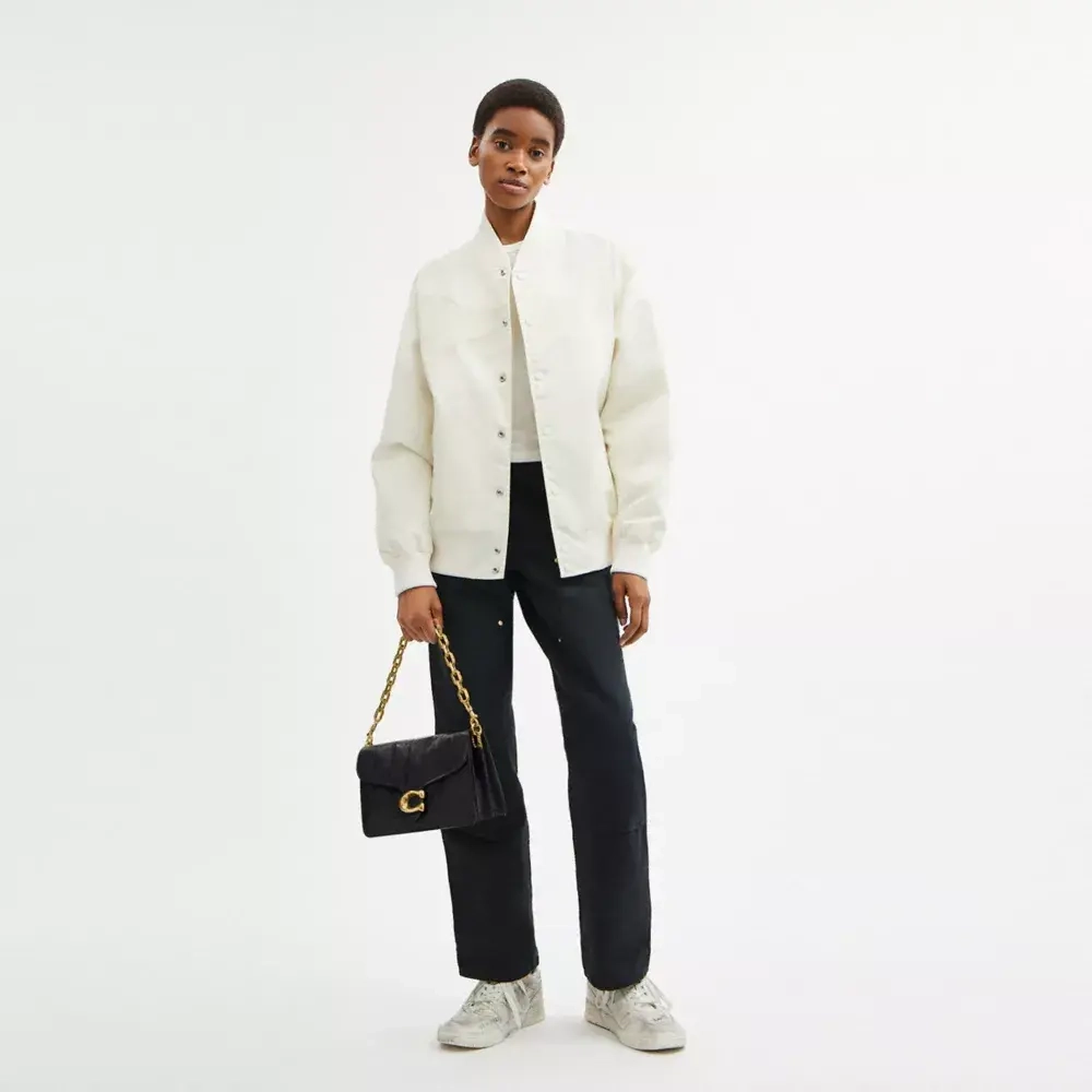 COACH СУМКА ЧЕРЕЗ ПЛЕЧО TABBY С ЦЕПОЧКОЙ И СТЕЖКОЙ, ЧЕРНЫЙ