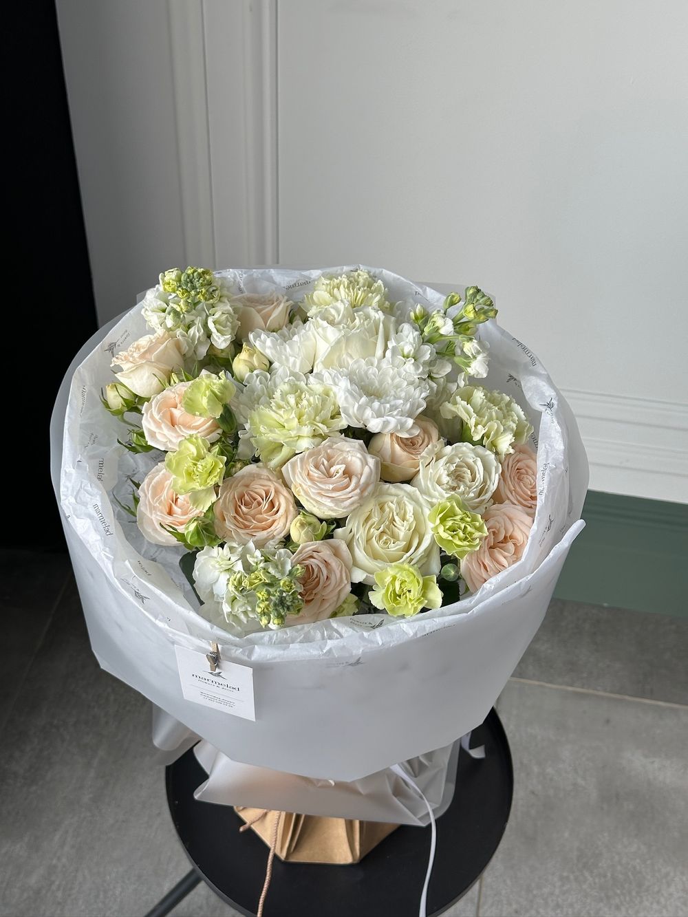 Букет сборный из кустовых пионовидных роз, лизиантуса, диантусов и маттиолы