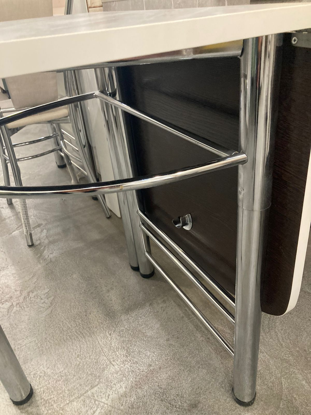 Стол пластик пристенный