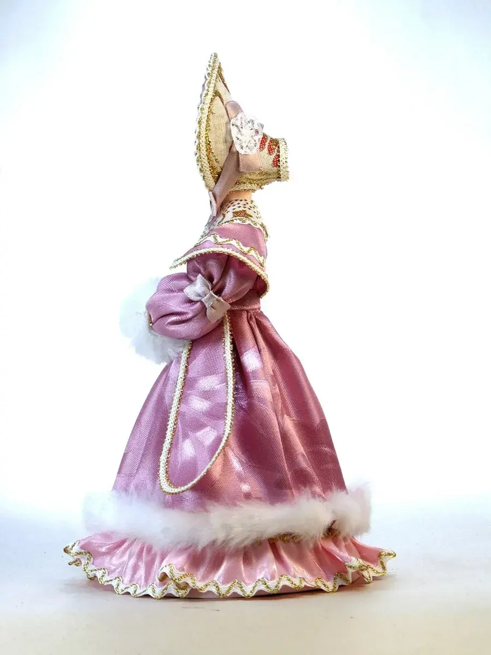 Кукла коллекционная в зимнем костюме 19 века с муфтой