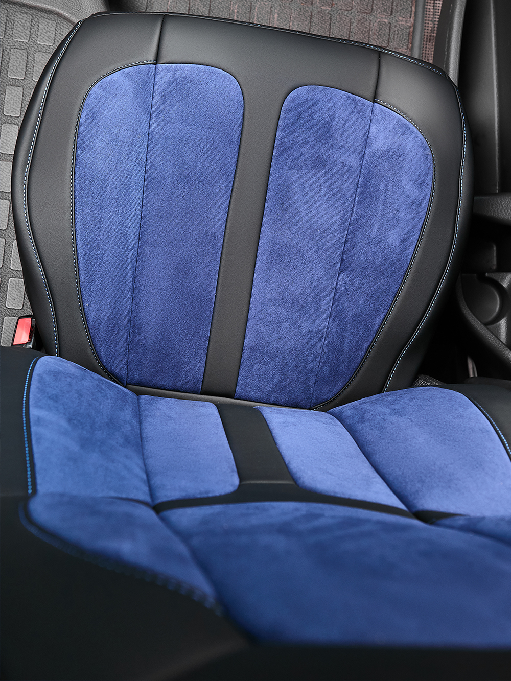 Чехлы Люкс VOLVO FH-13 после 2018 года: водитель от сиденья, пассажир от стойки кабины (один вырез под ремень) (экокожа, черный, синяя вставка)