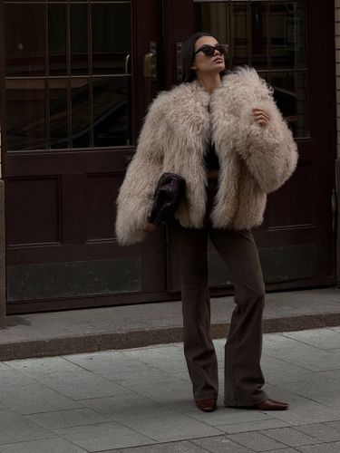 Бежевая объемная шуба из меха ламы