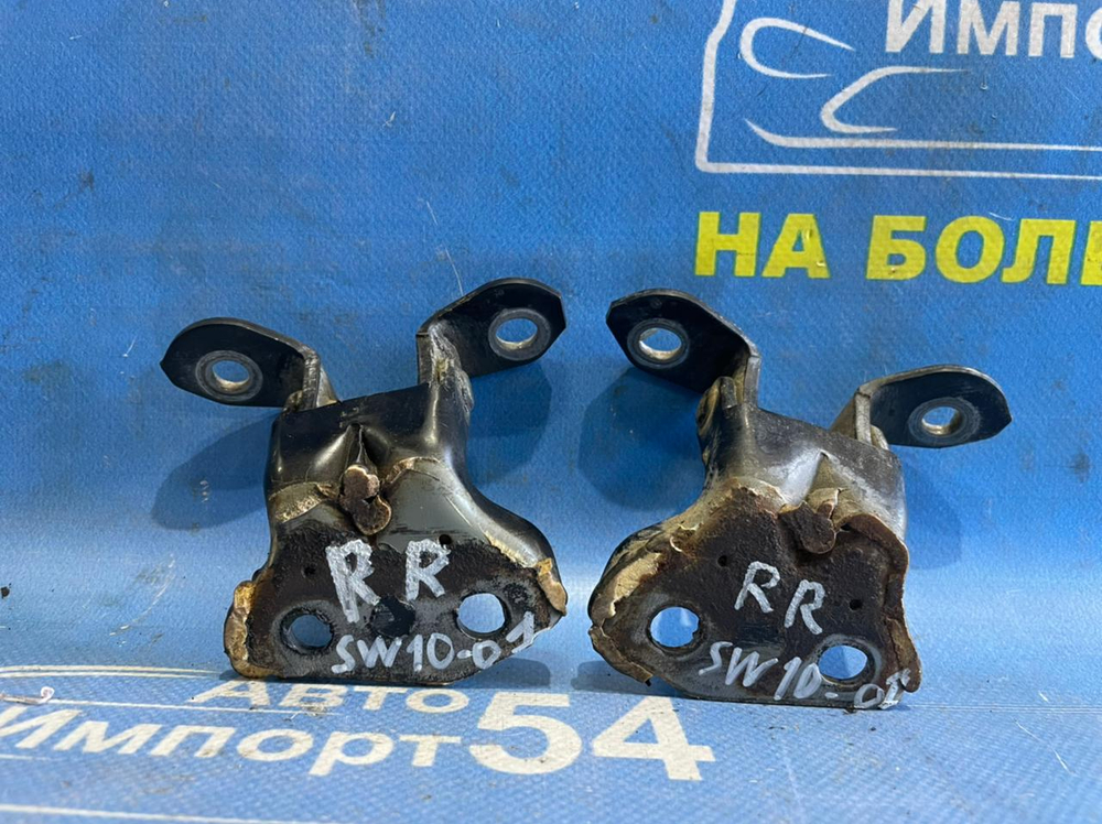 Петля двери задней правой NISSAN AVENIR 1994