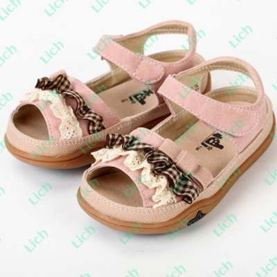 Сандалии однотонные на липучке с кружевным и клетчатым воланами