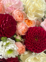 Букет с георгинами и французскими розами