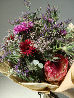 Летний солнечный букет с танацетумом и ароматными пионами Сара Бернард (С0034)