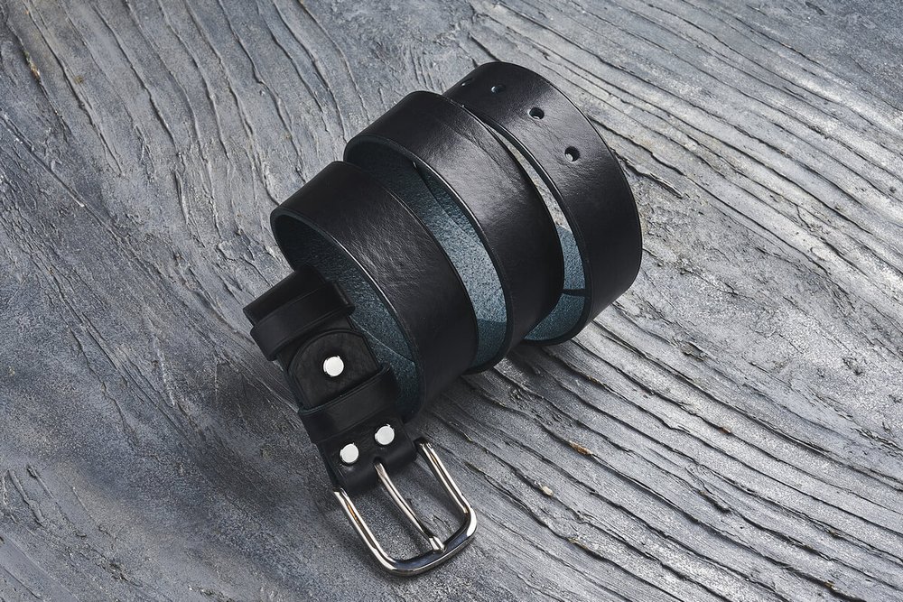 Ремень из текстурной итальянской кожи, цвет «грозовой», хромированная пряжка