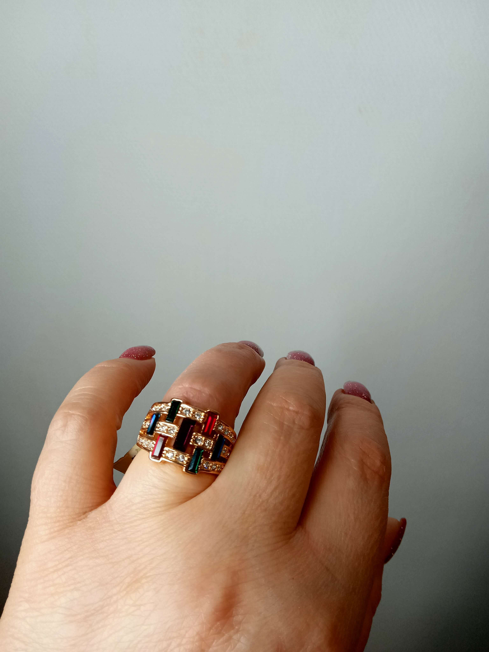 Кольцо богемное,кубический натуральный цирконий(многоцветный).Размер-18