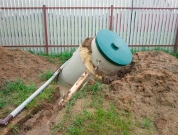Всплытие септика из грунта