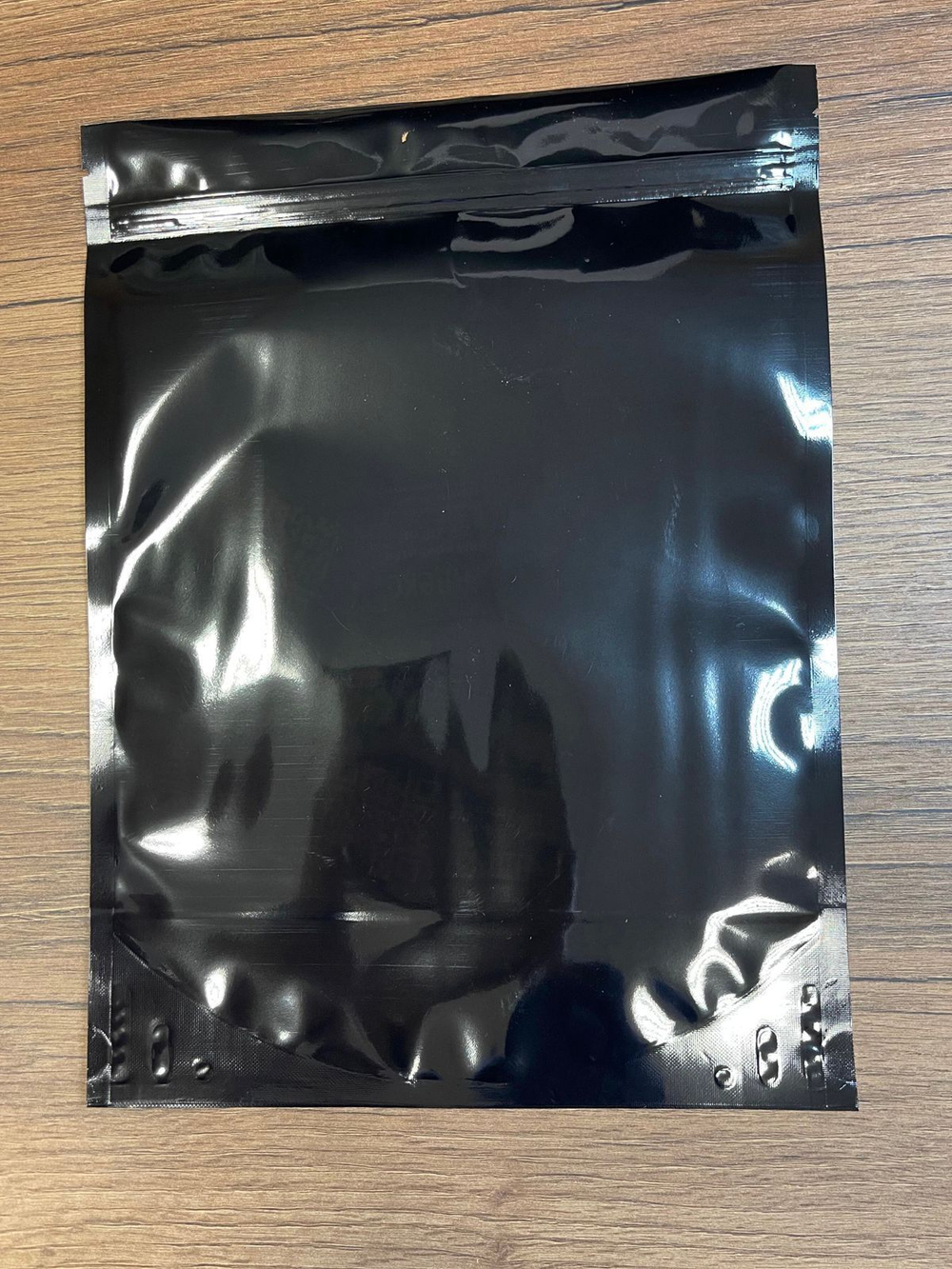 Черный глянцевый дой-пакет с овальным окном и многоразовым замком zip-lock 105*190 мм