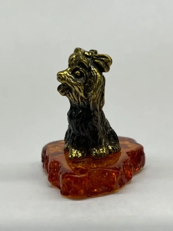 Бронзовая статуэтка на янтаре