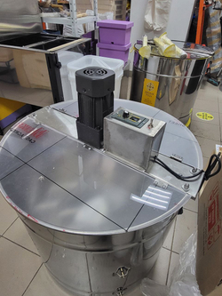 Медогонка 4 рамочная, на ножках, кассеты неповоротные, 220 В (полн. нержавейка) ДП