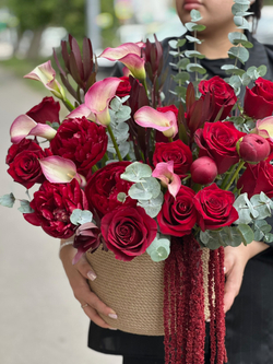 Цветы в корзине «Бордо»