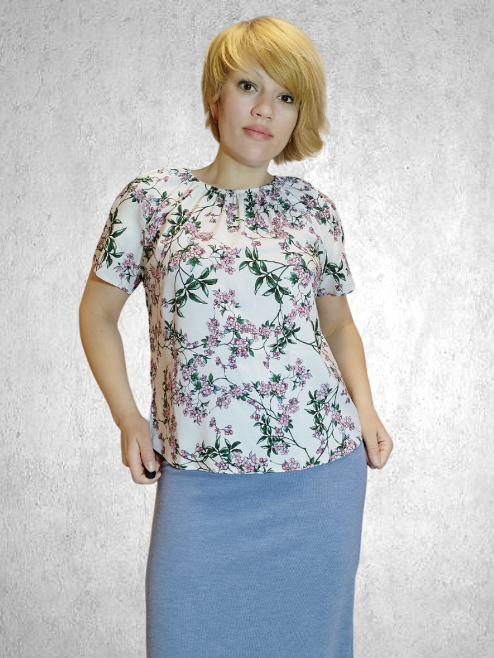 111 Джемпер женский штапель цветы на белом (52)