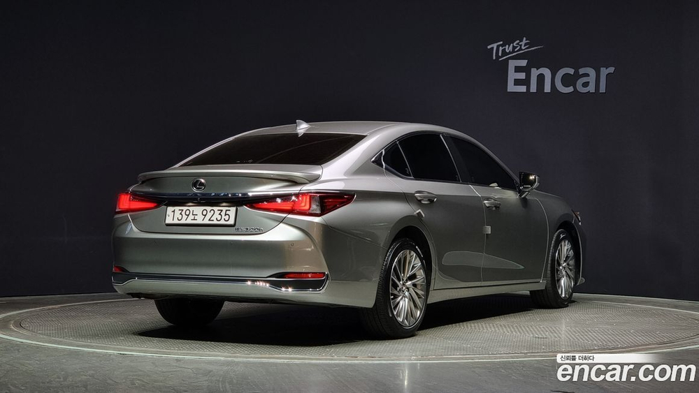 Lexus ES300h 7 Generation Luxury Plus (03.2023)