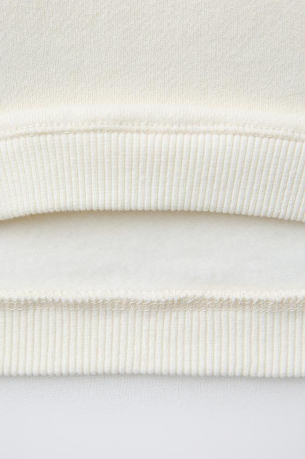 ZARA ТОЛСТОВКА С МАХРОВОЙ НАШИВКОЙ SNOOPY PEANUTS™, СВЕТЛЫЙ ЭКРЮ