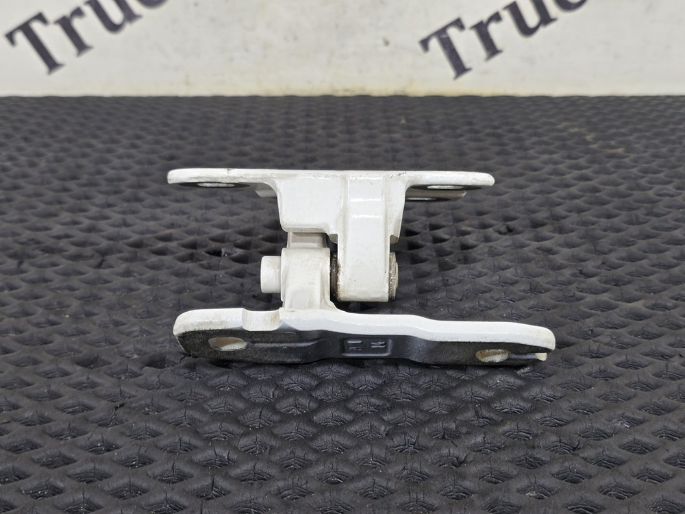 Петля двери левой