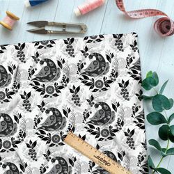 Ткань шифон чёрные голуби и черника на белом фоне