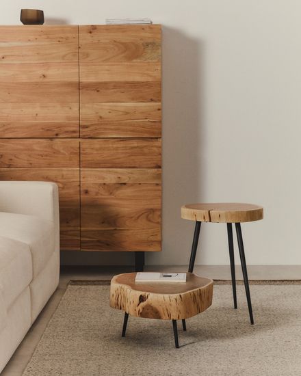 приставной столик Tanive из акации с выбеленной отделкой и черными стальными ножками Ø35 см