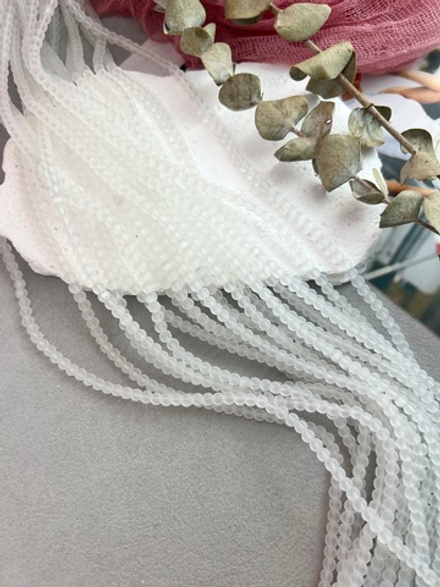 Стеклянные матовые бусины 4 мм, нить 38 см, кристалл