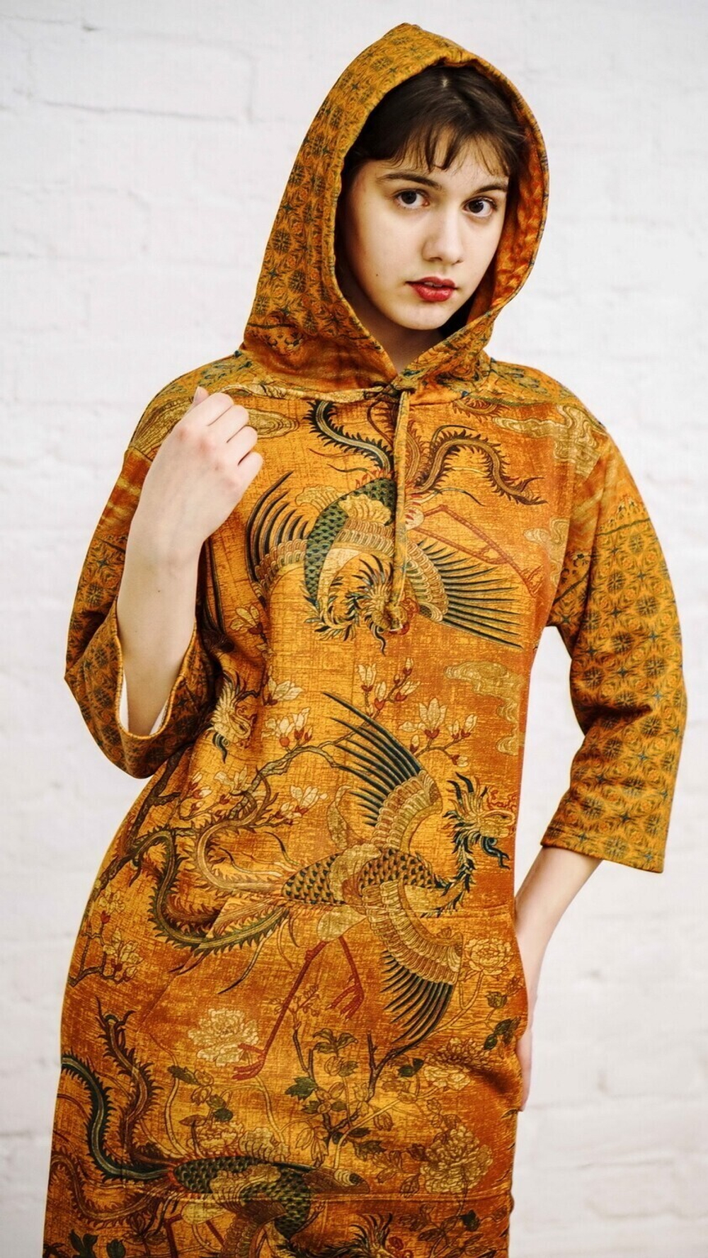 Платье с капюшоном "Фениксы", по мотивам китайского гобелена 18 века