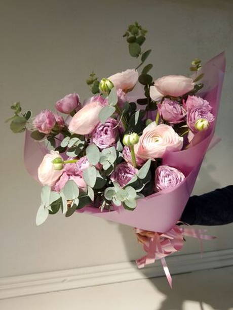 Букет из кустовой пионовидной розы и ранункулюсов