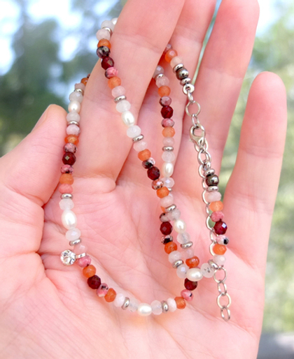 Чокер бело-розовый с гранатом и жемчугом