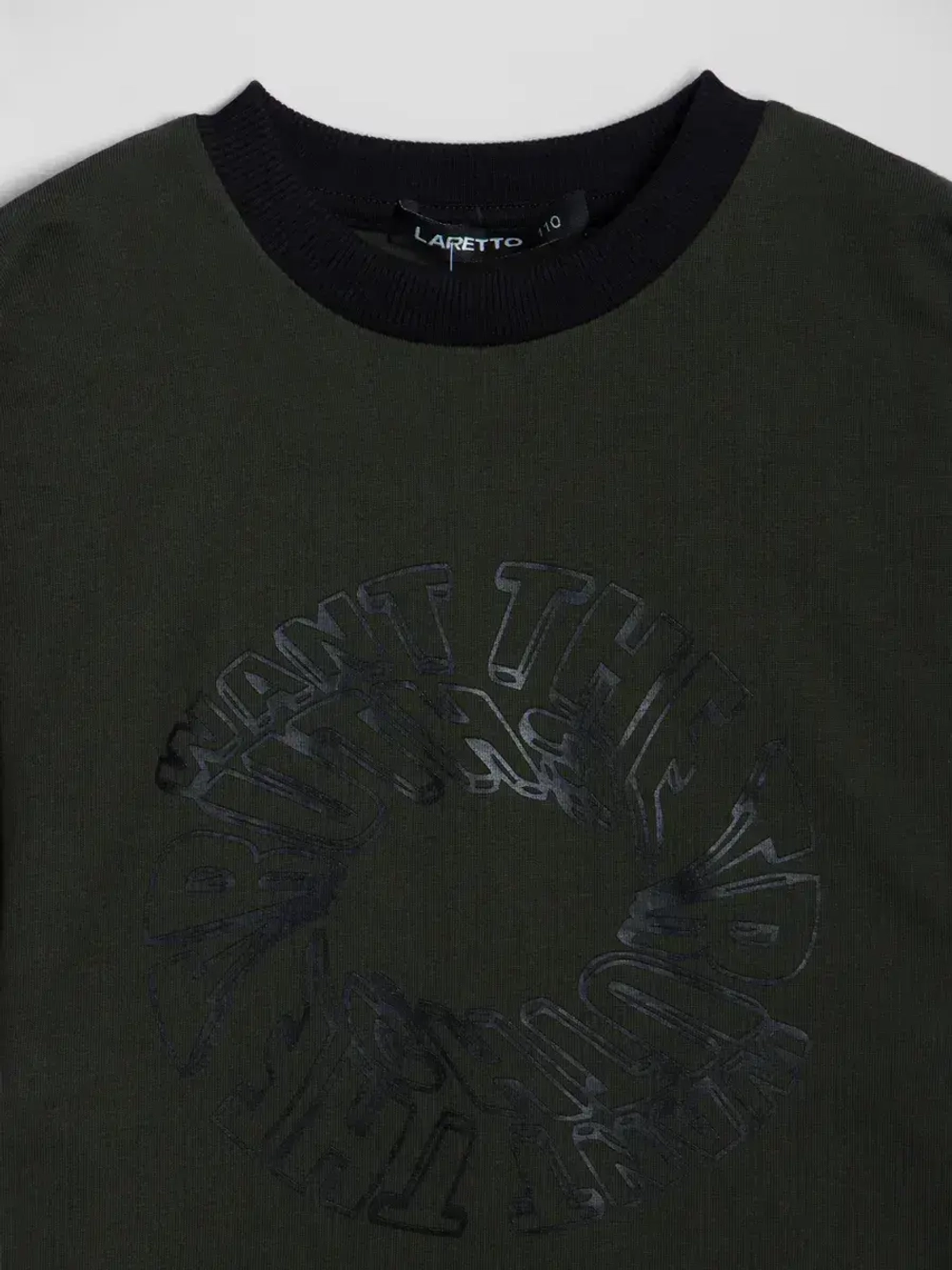 Зеленая футболка для мальчика в школу