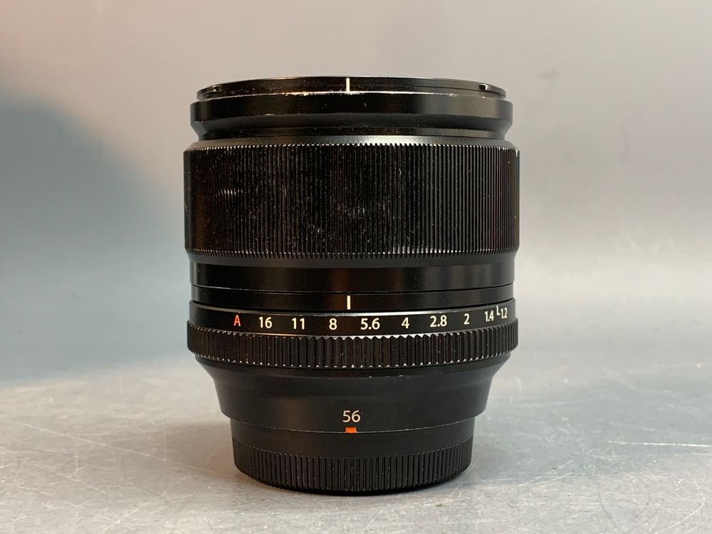 Fujinon SUPER EBC XF 56mm 1:1.2 R царапина на передней линзе