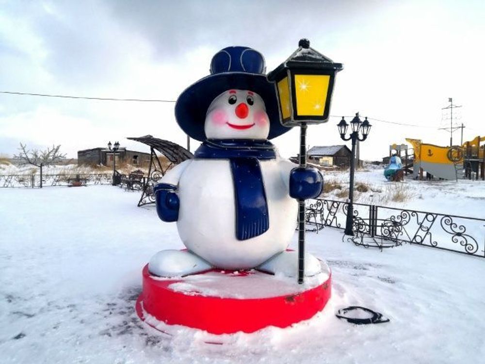 Уличная фигура "Снеговик с фонарем"