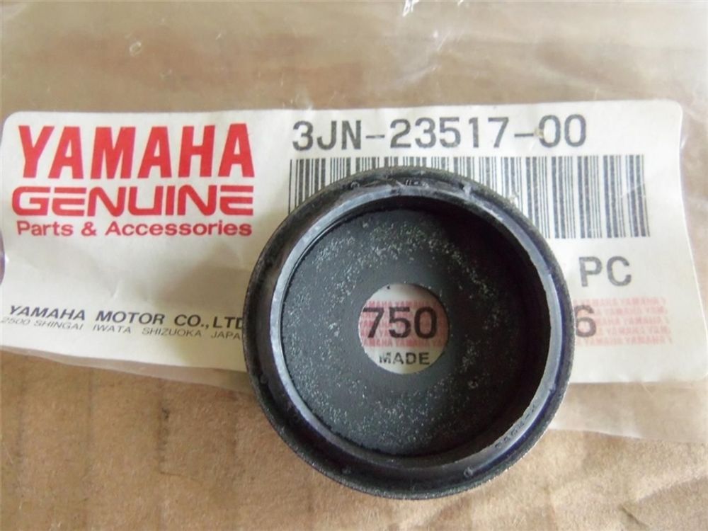 Крышка втулки рычага задней подвески Yamaha 3JN-23517-00-00