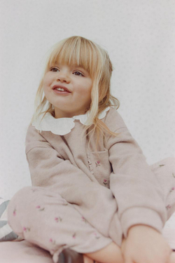 ZARA КОМПЛЕКТ ИЗ ФУТБОЛКИ И РАСКЛЕШЕННЫХ ЛЕГИНСОВ ИЗ МЯГКОЙ ТКАНИ, ПЕСОЧНЫЙ МЕЛАНЖ