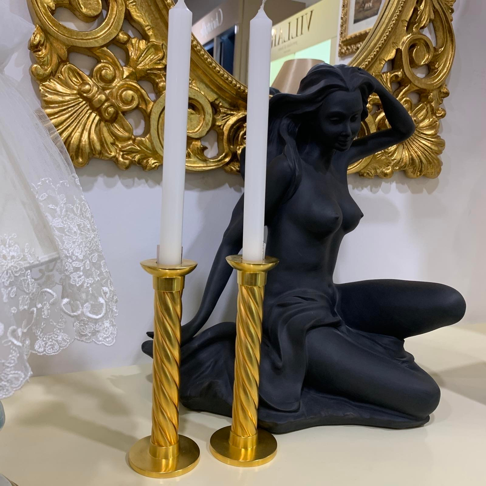 Женщина в позе сидя Villari