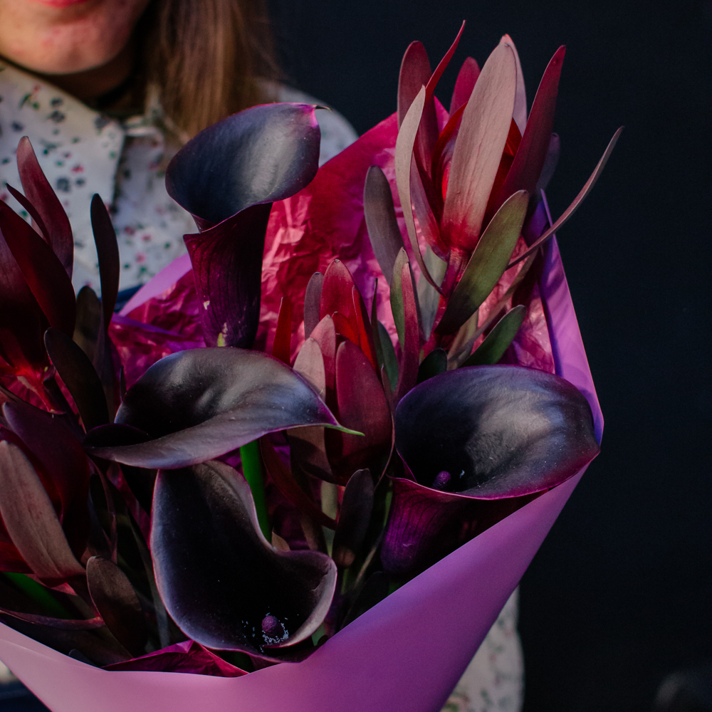 46. Насыщенный дуо-букет с каллами и леукондендронами