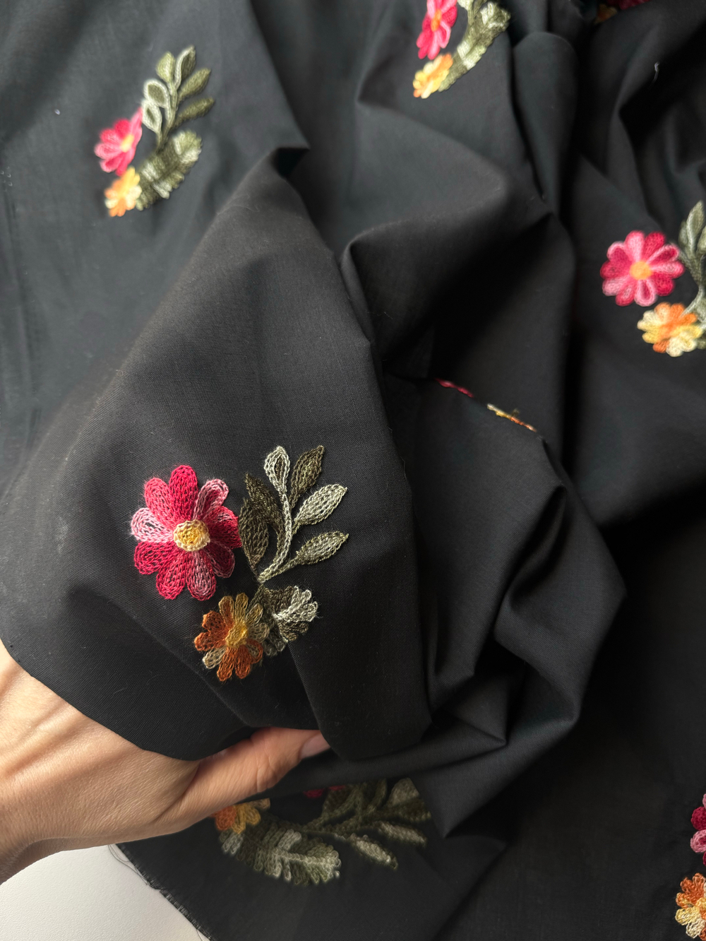 Вышивка с цветами Пава (черный фон)