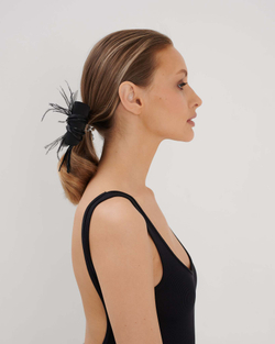 Бант-бабочка с узелком и перьями